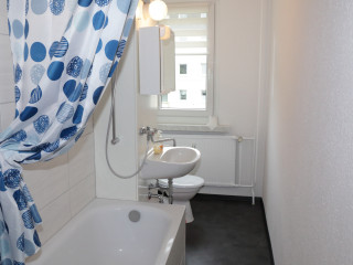 Foto: Schülerwohnungen Rodewisch von innen - Bad mit einer großen Badewanne und Tageslicht