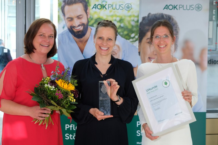 Foto: Preisträger der SBW Vogtlandkreis gGmbH (Frau Richter-Wehnert, Frau Dr. Stark, Frau Leipold) - Gewinner des BGF-Preises Gesunde Pflege 2021 (Foto: Sebastian Willnow)