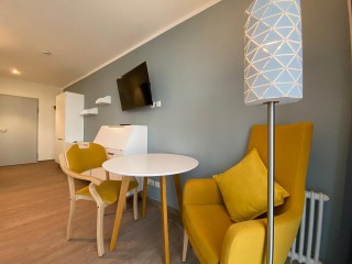 Foto: Gästezimmer im Seniorenheim Jößnitz - Aufnahme der modernen Sitzecke mit Platz für 2 Personen