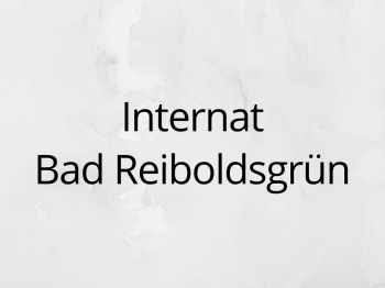 Bild: grauer Hintergrund mit dem Text "Internat Bad Reiboldsgrün"